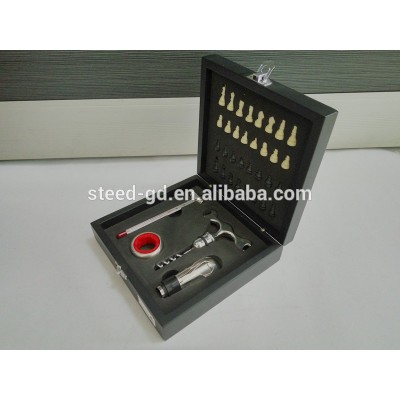 17*17*5.2CM 4Pcs Wine Accessories with the chess box